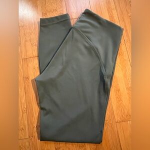 Lululemon Instill High-Rise Tight 25”. New without tags. Excellent condition.